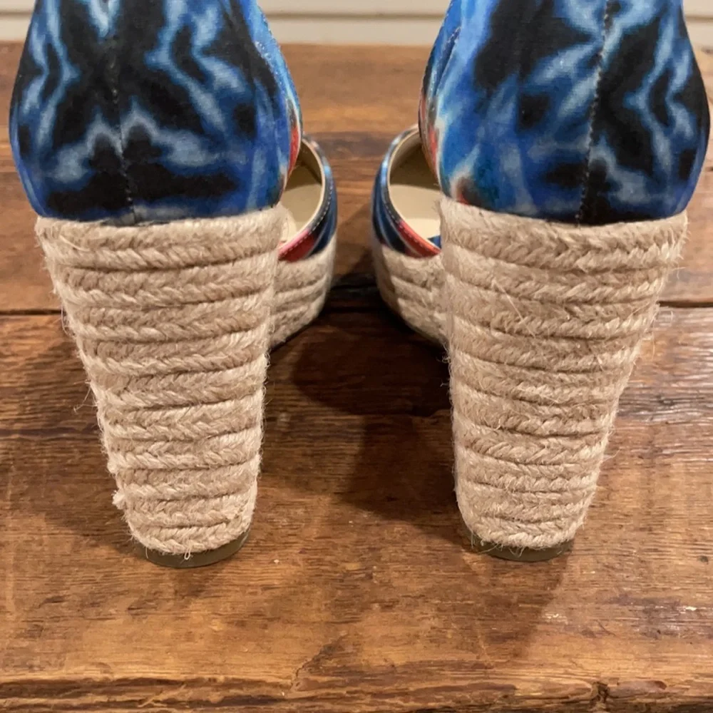 MARC FISHER TEELAN BLUE PATRIOTIC TIE DYE ESPADRILLE WEDGE SANDALS SIZE 8